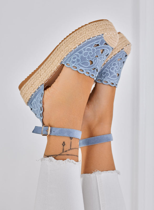 CRISTY - Espadrilles azules bordadas con cinturón al tobillo y suela platform de cuerda