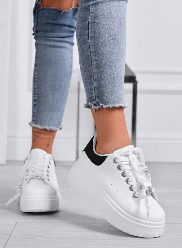 CARTER - Zapatillas Platform Blancas con Talón Negro y Cordones de Raso con Perlas
