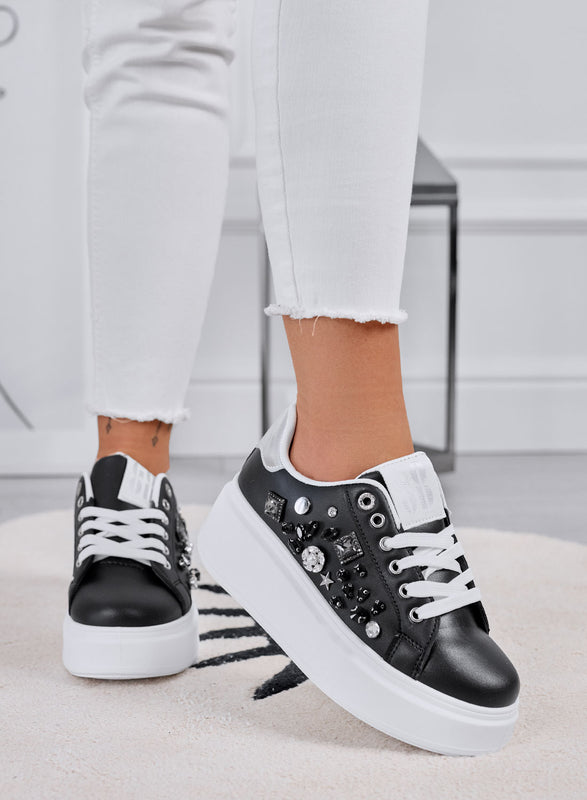 KELLY - Baskets noires à semelle compensée et ornements bijoux