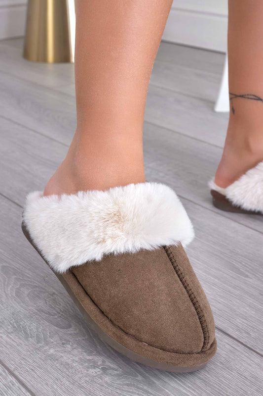 LEAH - Pantuflas marrón acolchadas con ribete de pelo sintético