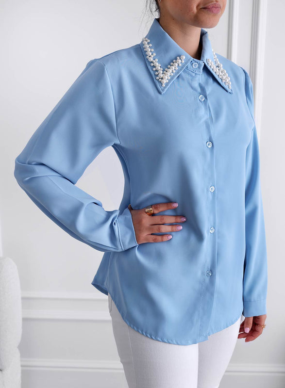 Camisa celeste con cuello adornado