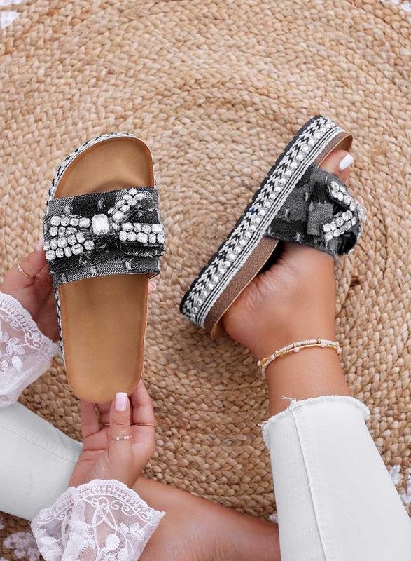 TERESA - Sandalias tipo zapatilla de denim con pedrería en negro