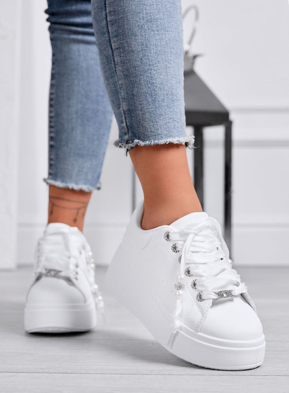 CARTER - Zapatillas Platform Blancas con Cordones de Raso y Perlas