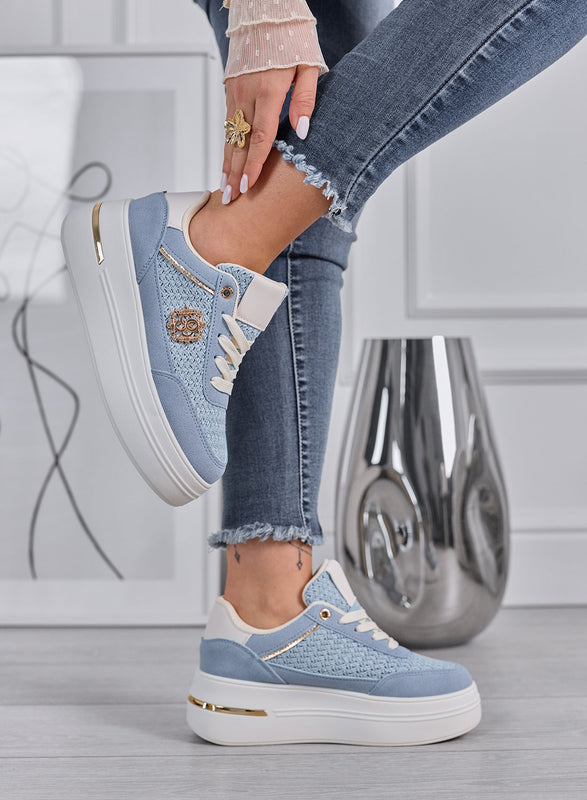 CLARA - Zapatillas azules con plataforma, inserciones trenzadas y detalles dorados