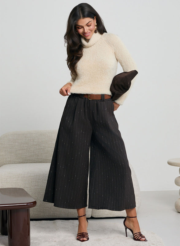 Pull beige à col roulé avec texture duveteuse