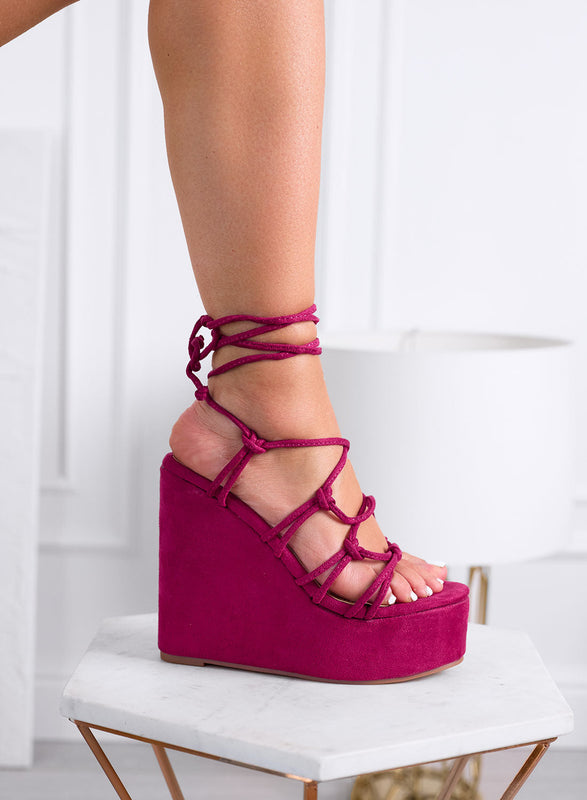 SIMONA - Sandalias fucsias con cuña y cordones trenzados en el tobillo