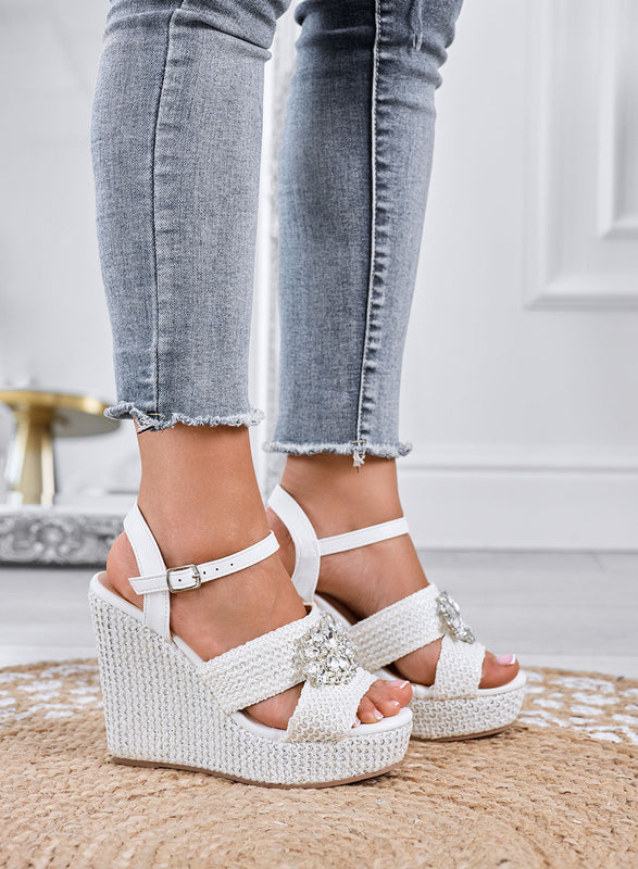 SABRINA - Sandalias blancas con cuña, cinturón y maxi strass