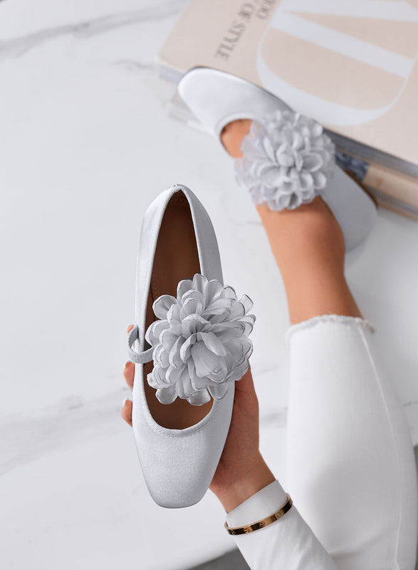 ATHENA - Bailarinas plateadas elegantes de satén con flor decorativa
