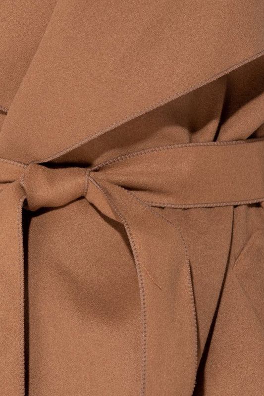 Abrigo marrón claro con cinturón