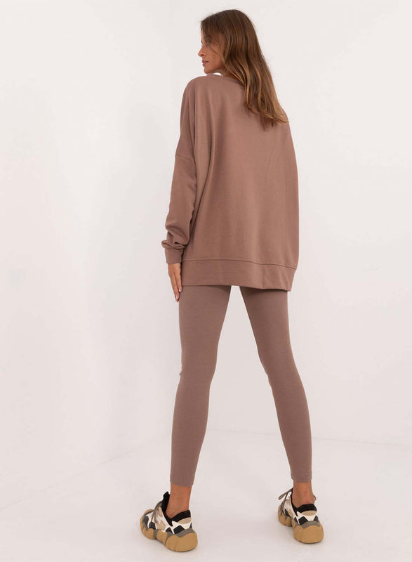 Conjunto de dos piezas color barro con leggings y maxi camiseta California