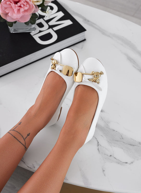 Ballerines blanches avec broche teddy dorée