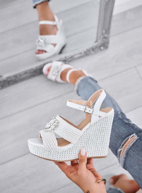 SABRINA - Sandalias blancas con cuña, cinturón y maxi strass