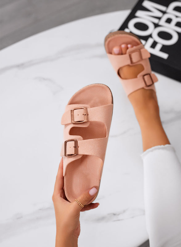 INES - Sandales mules roses en daim avec boucles et semelle confort en liège