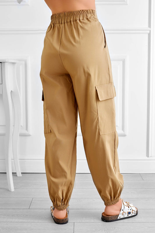 Pantalón cargo beige con bolsillos laterales