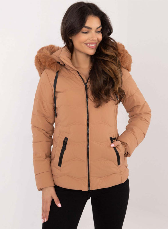 Chaqueta camel acolchada corta con capucha de piel sintética