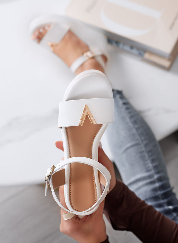 FABIANA - Sandalias blancas con cuña y detalle en V dorado