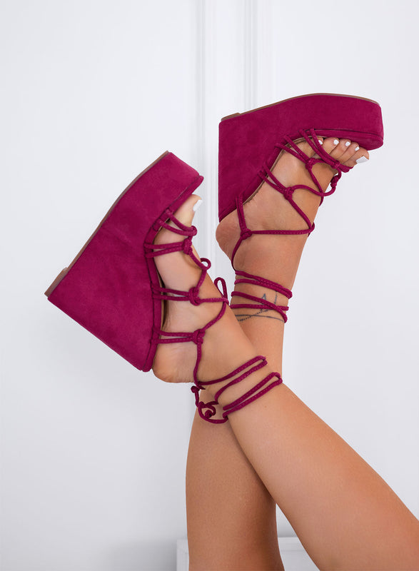 SIMONA - Sandalias fucsias con cuña y cordones trenzados en el tobillo