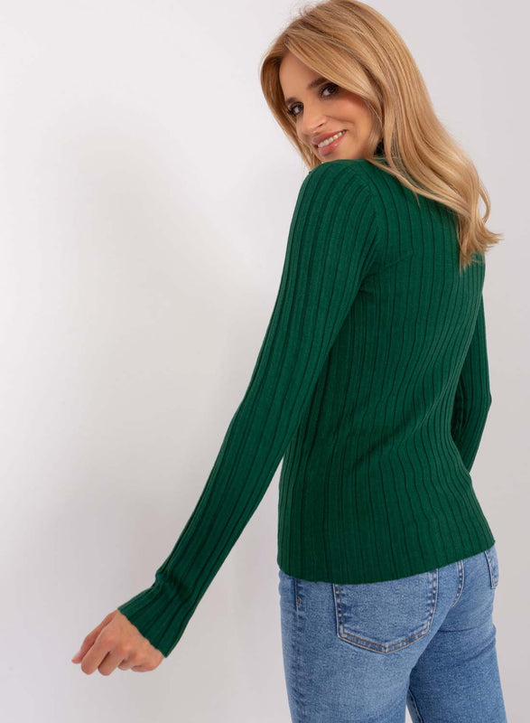Suéter verde de canalé con cuello alto