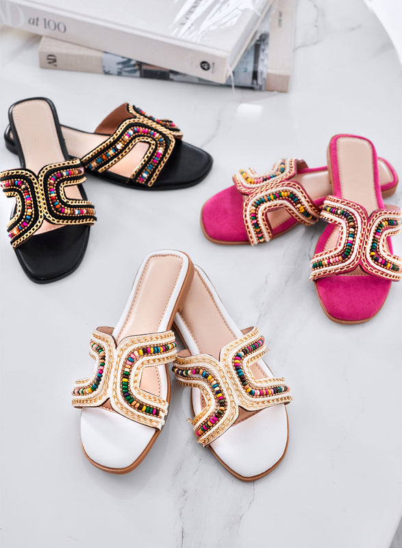 KARMEN - Sandalias blancas tipo ciabatta planas con perlas multicolor y detalles dorados