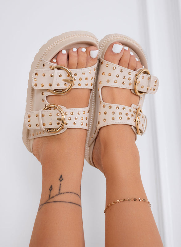 TRESY - Sandalias con plataforma beige con tachuelas y hebillas doradas