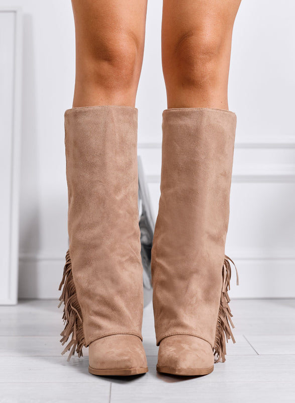 ETHEL - Botas camperas color barro con flecos y tacón ancho