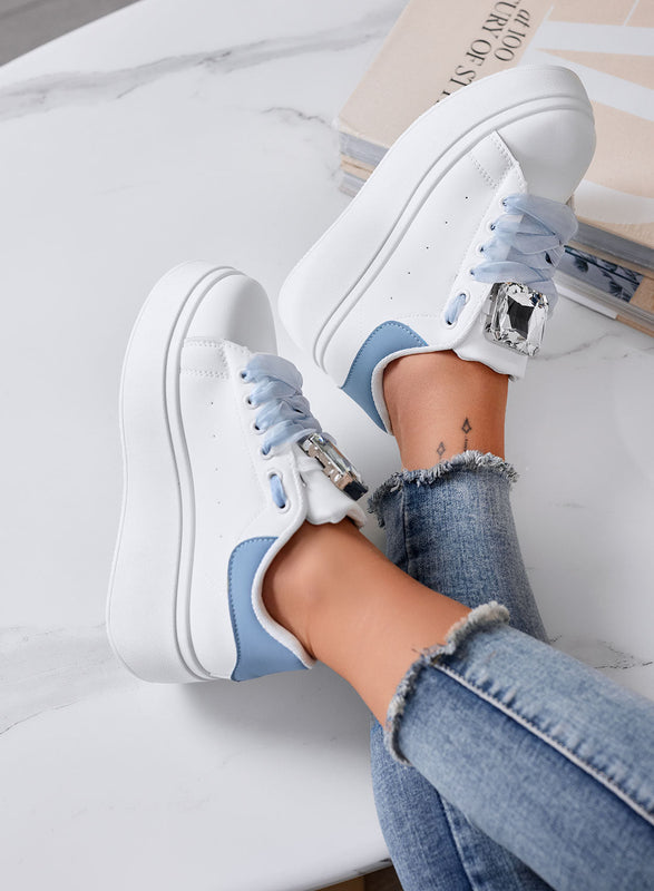 OLIVIA - Zapatillas Platform Blancas con Detalle de Joya y Cordones Azules