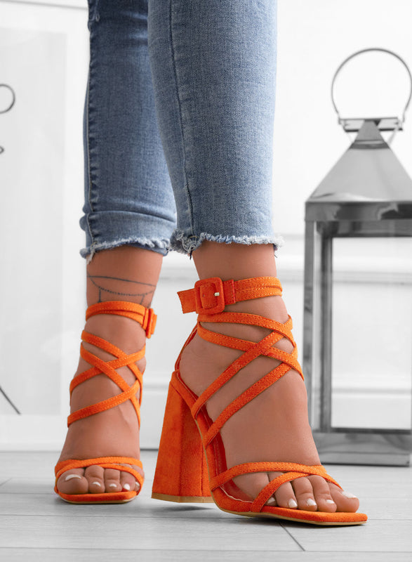 KIARA - Sandalias naranjas con cordones y tacones altos de Alexoo
