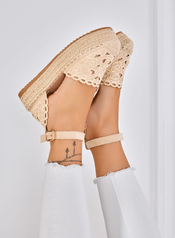 CRISTY - Espadrilles beige bordadas con cinturón al tobillo y suela platform de cuerda