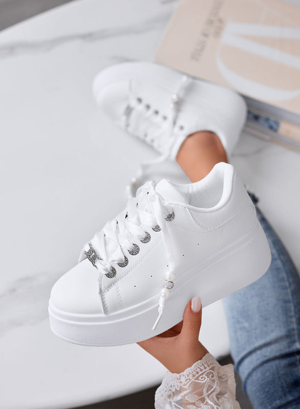 CARTER - Zapatillas Platform Blancas con Cordones de Raso y Perlas