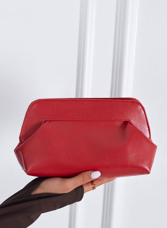 Bolso tipo clutch rojo en piel sintética con cadena