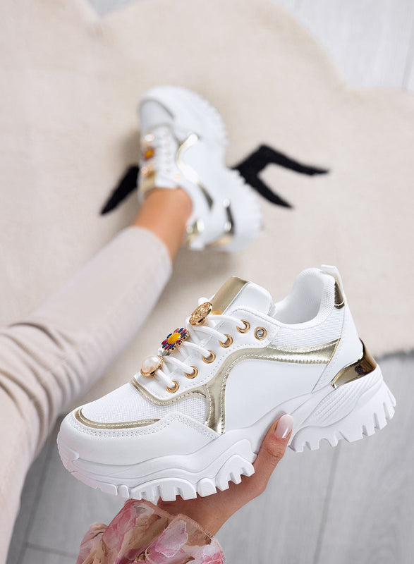 ADAMS - Zapatillas blancas para mujer con suela gruesa y detalles en joya dorados