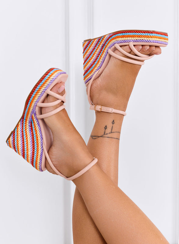 ADRIANA - Sandalias nude con tiras y cuña multicolor