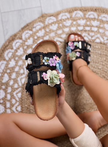 ALIBY – Sandalias negras tipo chanclas con flores de colores y detalles joya sobre suela de corcho