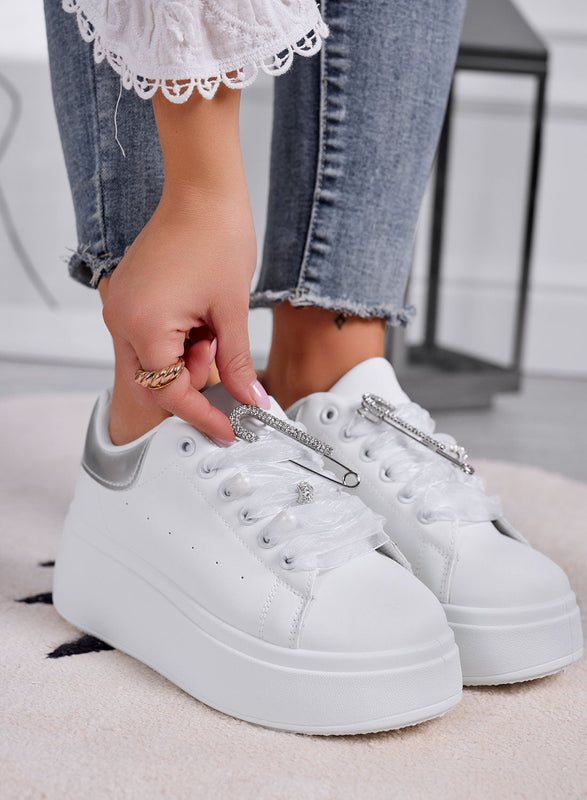 ANGY - Zapatillas blancas platform con cordones de organza grises y broche de joya