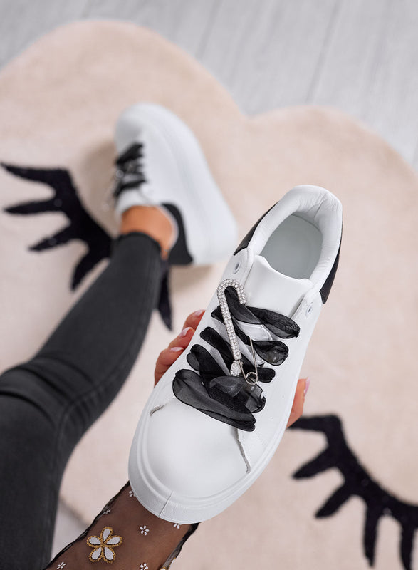 ANGY - Zapatillas blancas platform con cordones de organza negros y broche de joya
