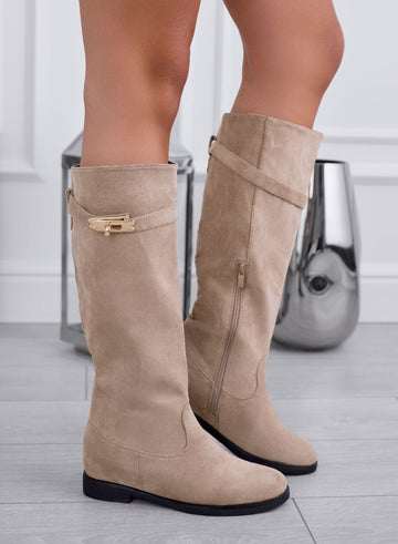 ARENA - Botas beige de ante con placa dorada