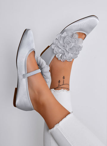 ATHENA - Bailarinas plateadas elegantes de satén con flor decorativa