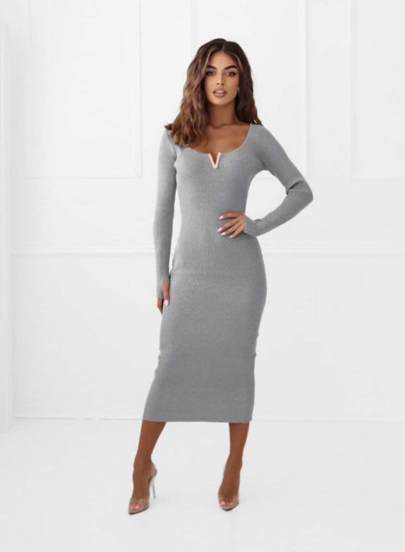 Vestido midi de punto gris con escote en V dorado