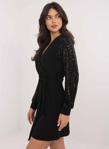 Vestido negro con mangas de paillettes