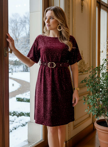 Robe bordeaux à paillettes avec ceinture