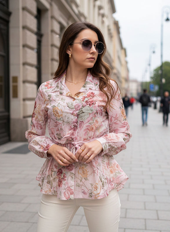 Chemise rose florale avec ceinture à la taille et volants