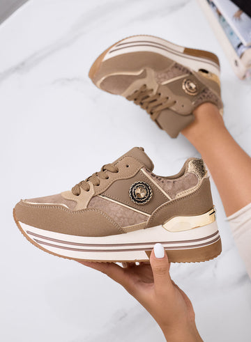 BAHIA - Zapatillas color barro con aplicación de joya y suela plataforma