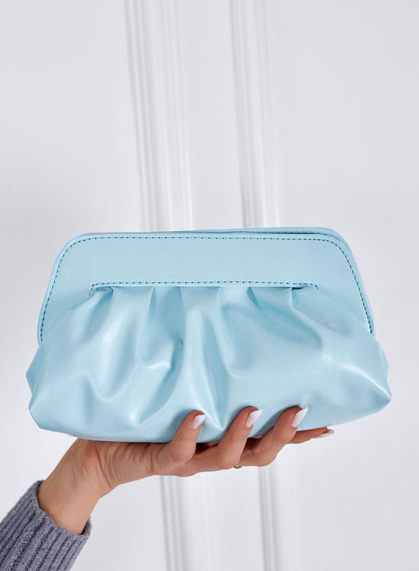 Bolso tipo clutch azul en piel sintética con caden