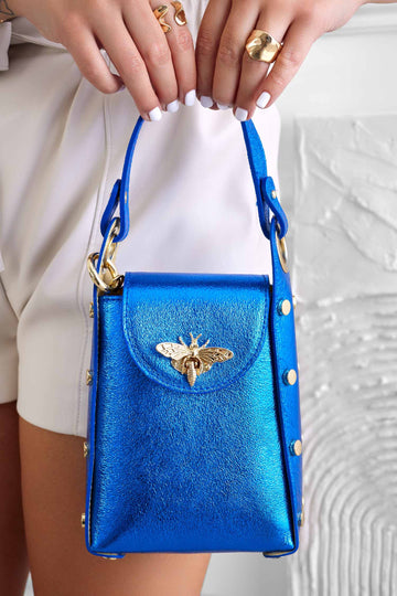 Bolso de mano azul metalizado con tachuelas y correa desmontable
