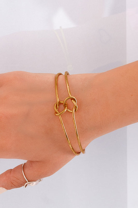 Pulsera de oro rígida con nudo