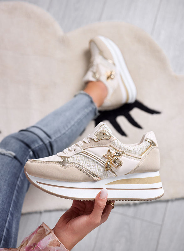 CARMEN - Zapatillas beige con aplique de joya dorado
