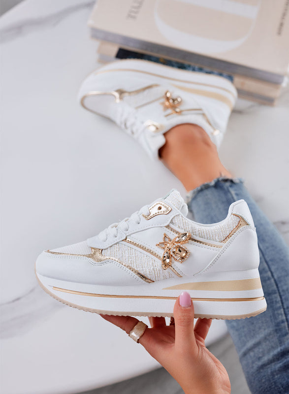 CARMEN - Zapatillas blancas con aplique de joya dorado