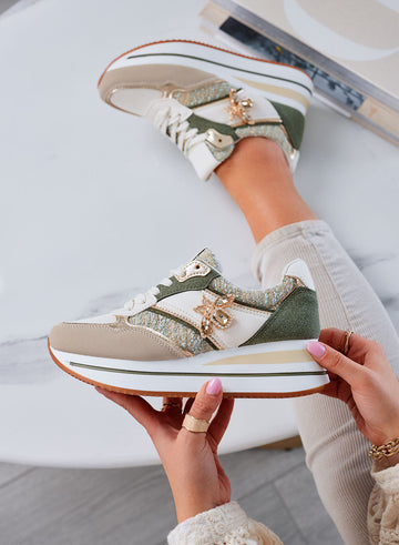 CARMEN - Zapatillas verdes con aplique de joya dorado