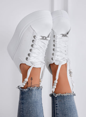 CARTER - Zapatillas Platform Blancas con Cordones de Raso y Perlas