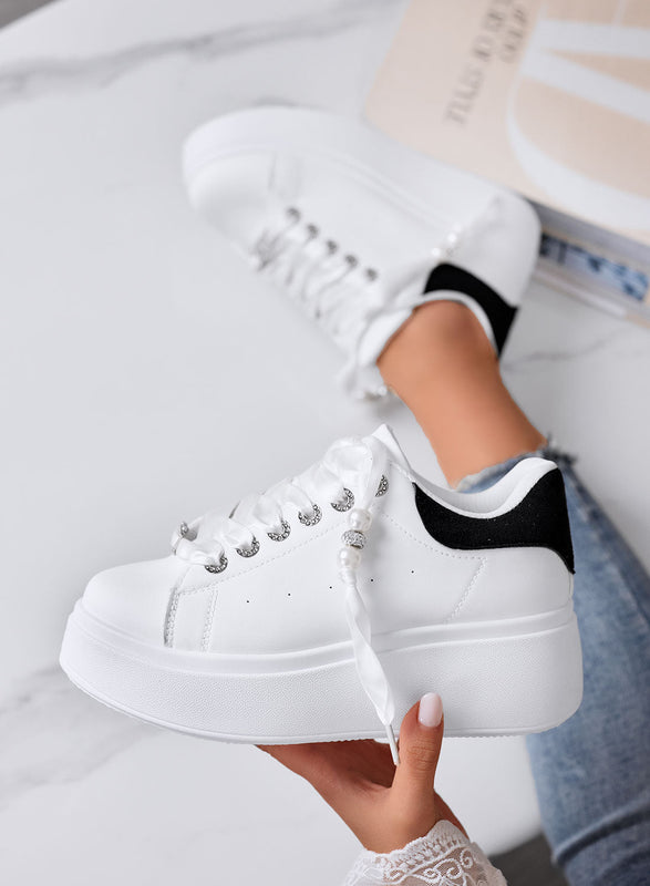 CARTER - Zapatillas Platform Blancas con Talón Negro y Cordones de Raso con Perlas